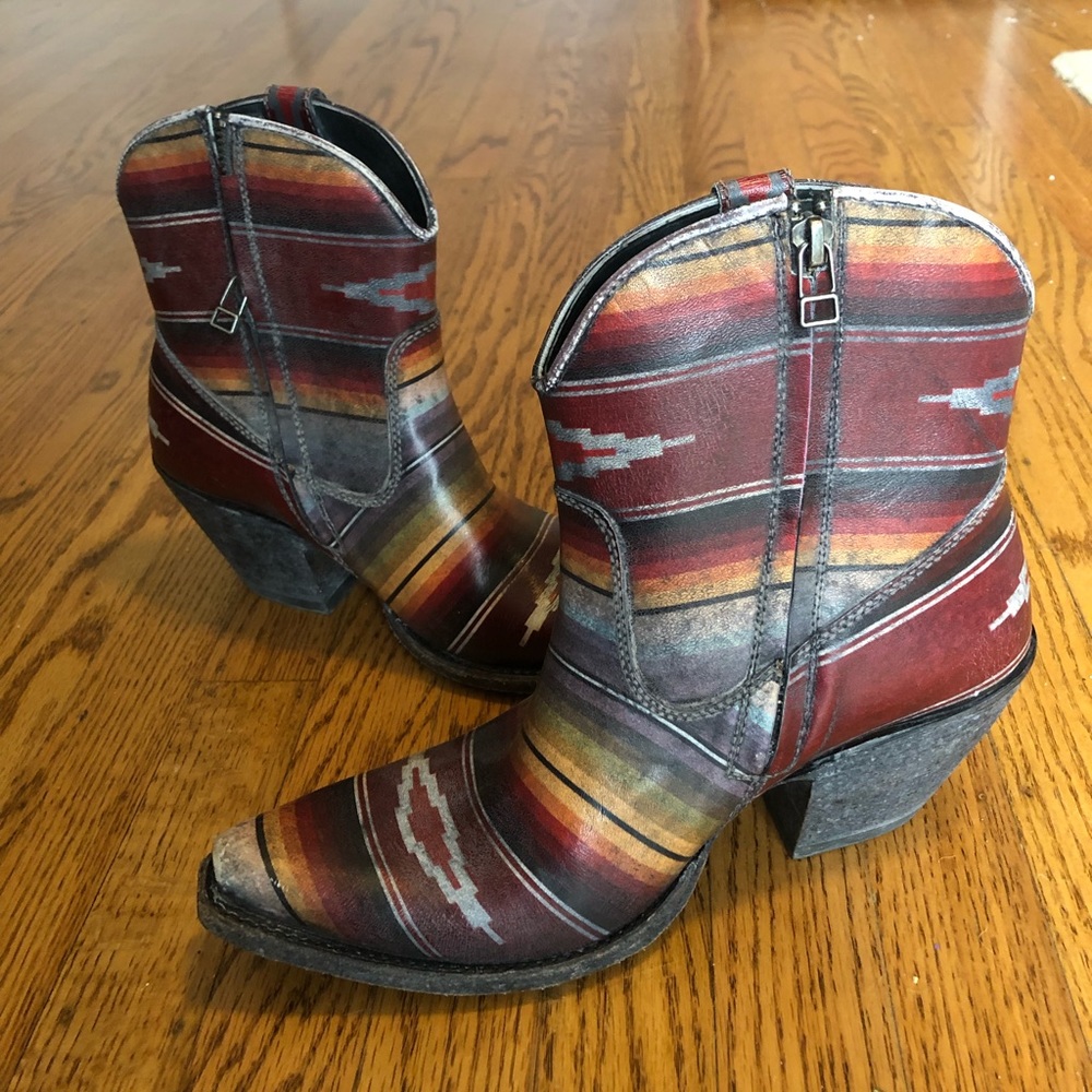 Ariat leather cowboy boots, 7 (but fit smaller)